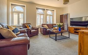 Castleview Coastal Comfort With 2 Parking Spaces